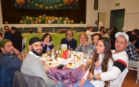 Per il Ramadan il parroco offre la sala dell’oratorio e gli islamici la imbiancano per riconoscenza