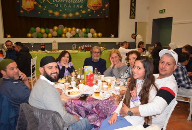 Per il Ramadan il parroco offre la sala dell’oratorio e gli islamici la imbiancano per riconoscenza