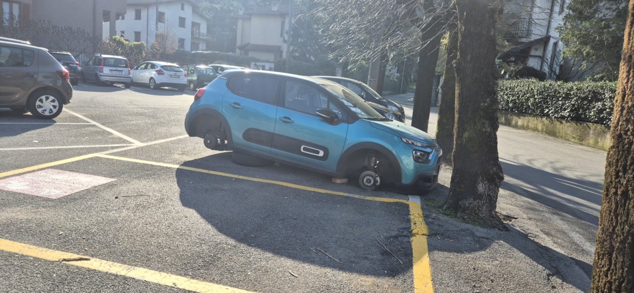 Ennesimo furto di pneumatici in pieno centro