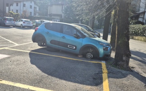 Ennesimo furto di pneumatici in pieno centro