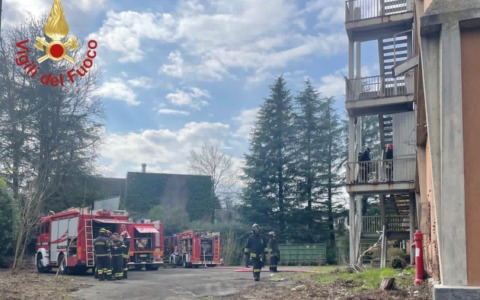 Incendio in uno stabile dismesso: intervengono i Vigili del fuoco