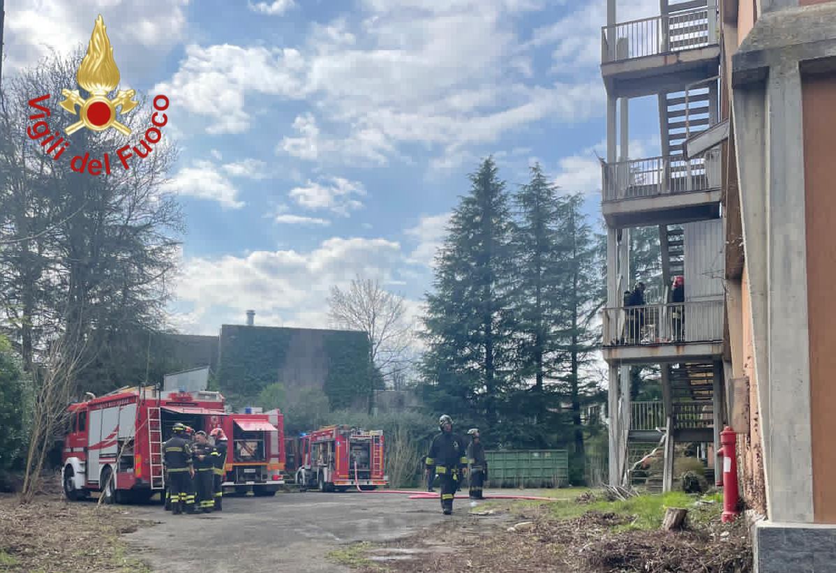 Incendio in uno stabile dismesso: intervengono i Vigili del fuoco