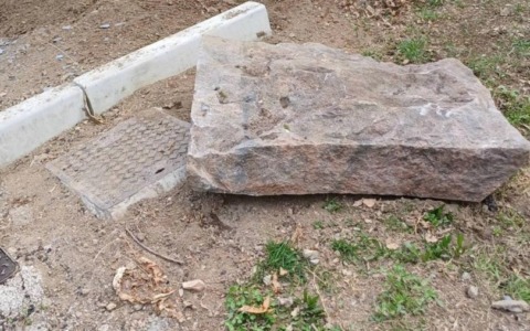 Allarme: sradicata la stele di Piero? “Nessun vandalo, va solo sistemata”