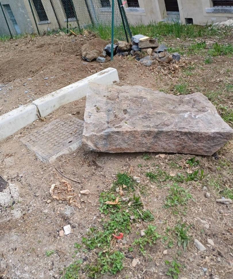 Allarme: sradicata la stele di Piero? “Nessun vandalo, va solo sistemata”