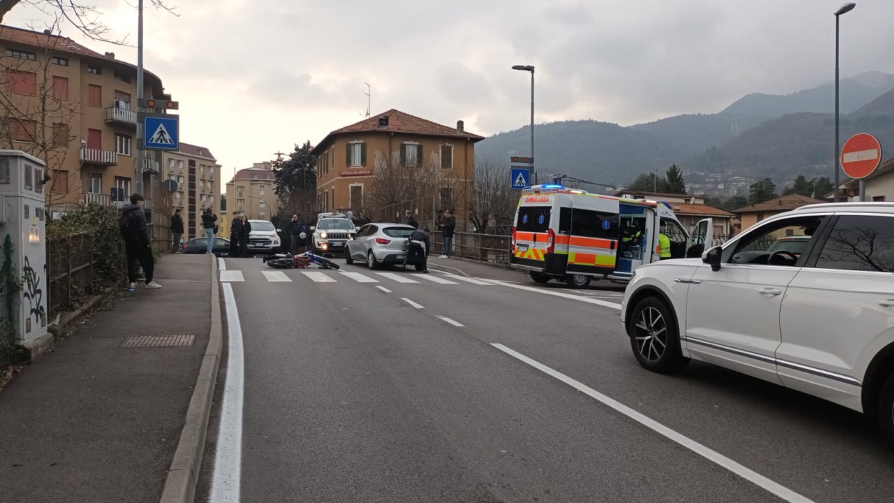 Via Leopardi, ennesimo incidente: coinvolto un motociclista minorenne