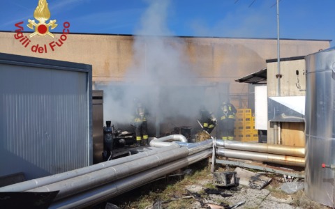 Incendio al bar: intervengono quattro squadre di Vigili del fuoco