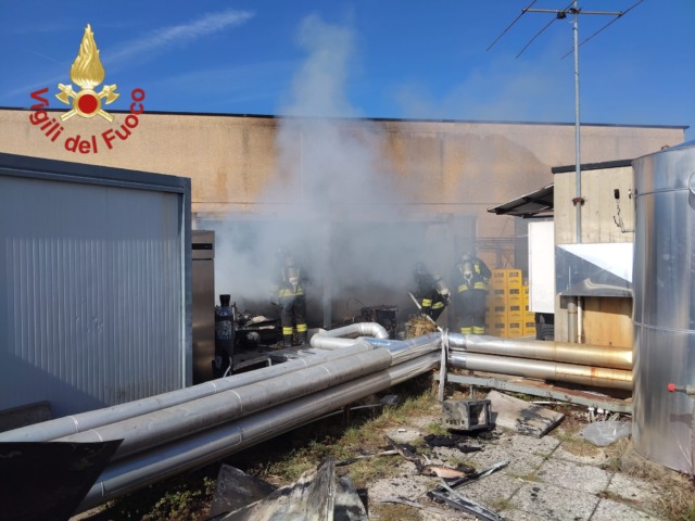 Incendio al bar: intervengono quattro squadre di Vigili del fuoco