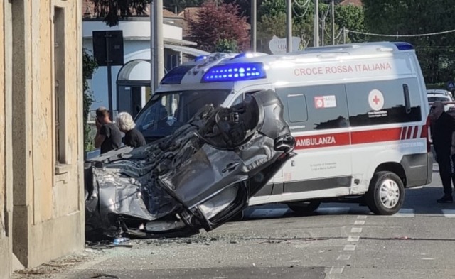 Auto ribaltata a Solbiate con Cagno: ferito il conducente