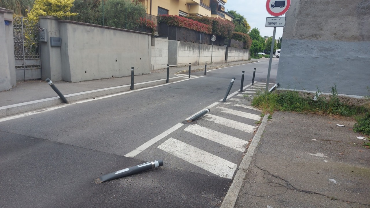 Il senso unico alternato è un problema: incidenti e paletti abbattuti
