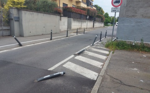 Il senso unico alternato è un problema: incidenti e paletti abbattuti