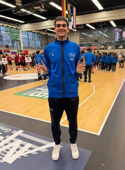 Thomas Acunzo premiato come miglior centro con l'Italia u18 - foto PGC