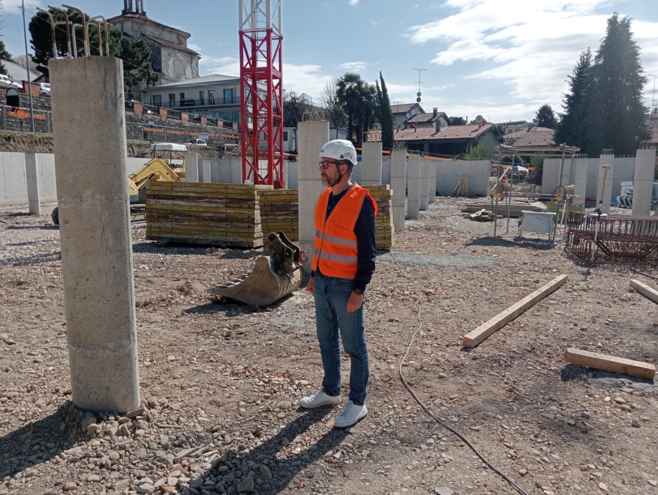 Il parcheggio sopraelevato pronto per autunno