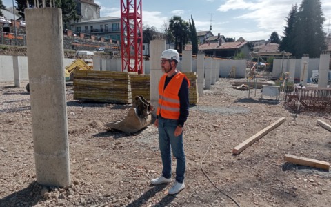 Il parcheggio sopraelevato pronto per autunno