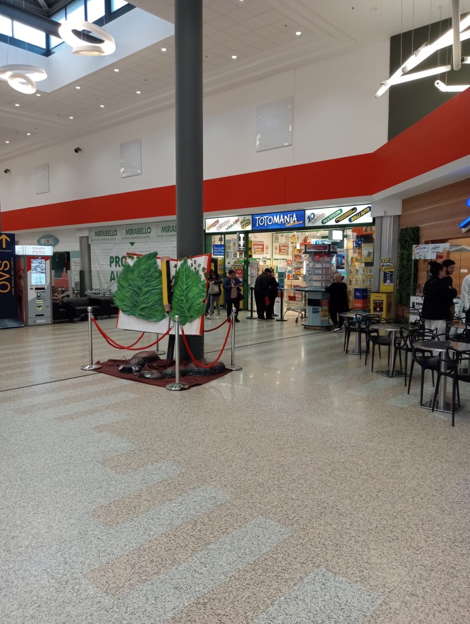 I malviventi si calano dal tetto: furto da 100mila euro