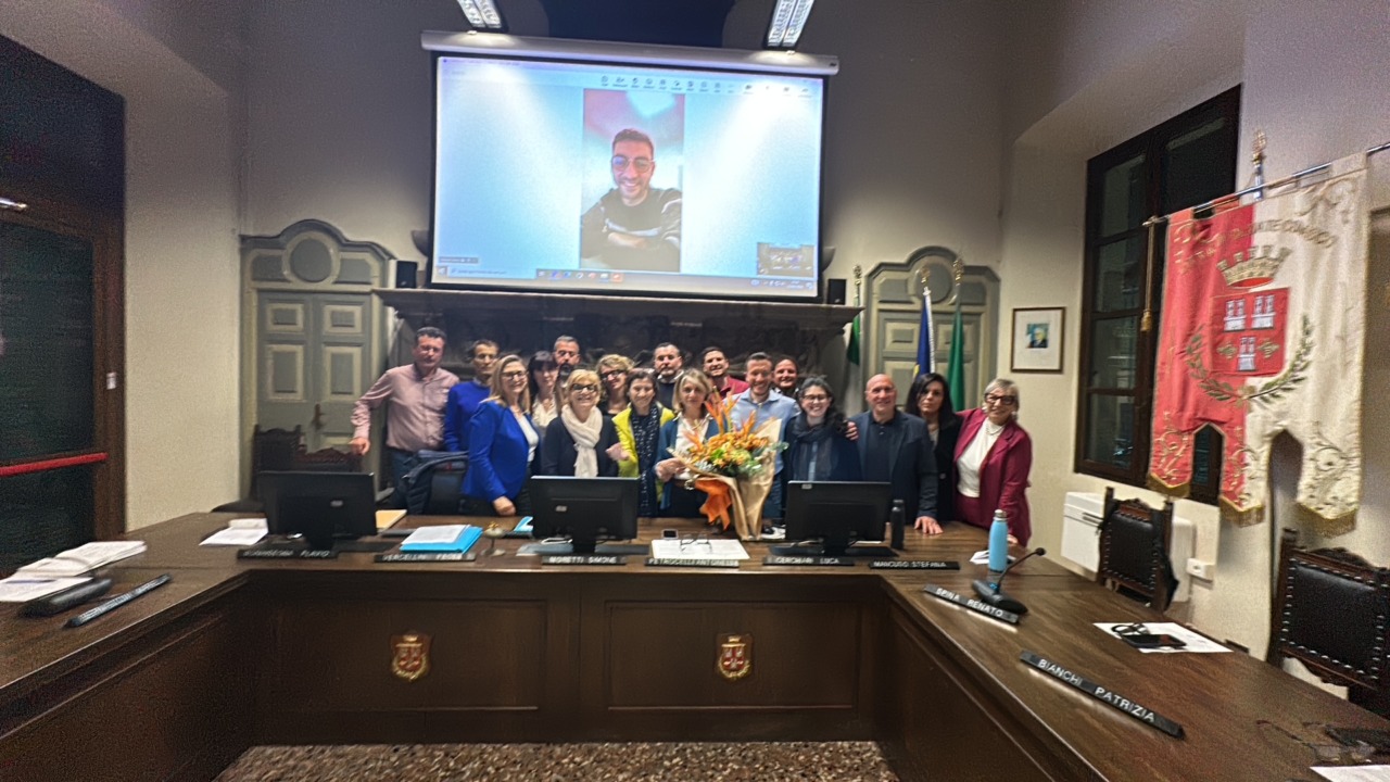 Applausi, qualche lacrima e un grande grazie alla segretaria comunale