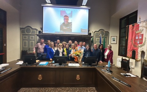 Applausi, qualche lacrima e un grande grazie alla segretaria comunale