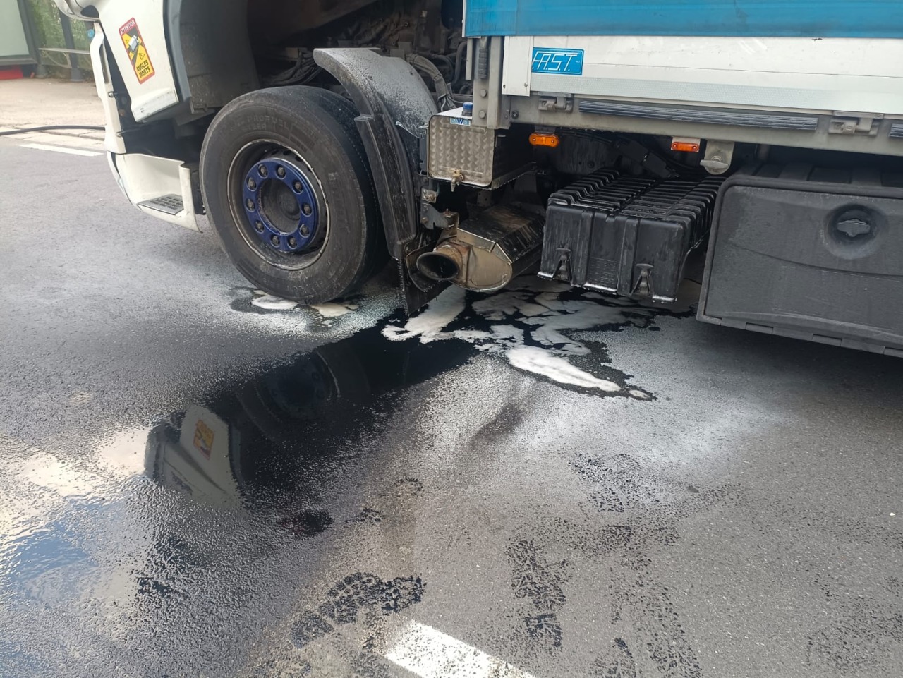 Il camion prende fuoco, gli agenti della Locale spengono le fiamme