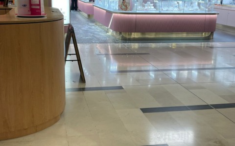 Rapina al negozio di gioielli, dipendente minacciata con una pistola