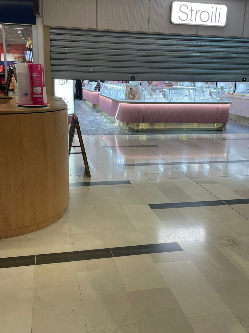 Rapina al negozio di gioielli, dipendente minacciata con una pistola