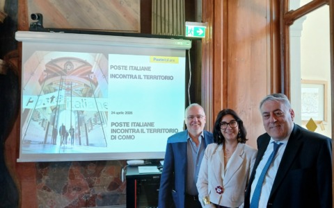 Poste Italiane accelera sulla mobilità elettrica: colonnine gratis per i Comuni