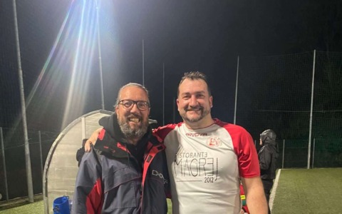 Torna in campo dopo 10 anni per difendere il record di goal