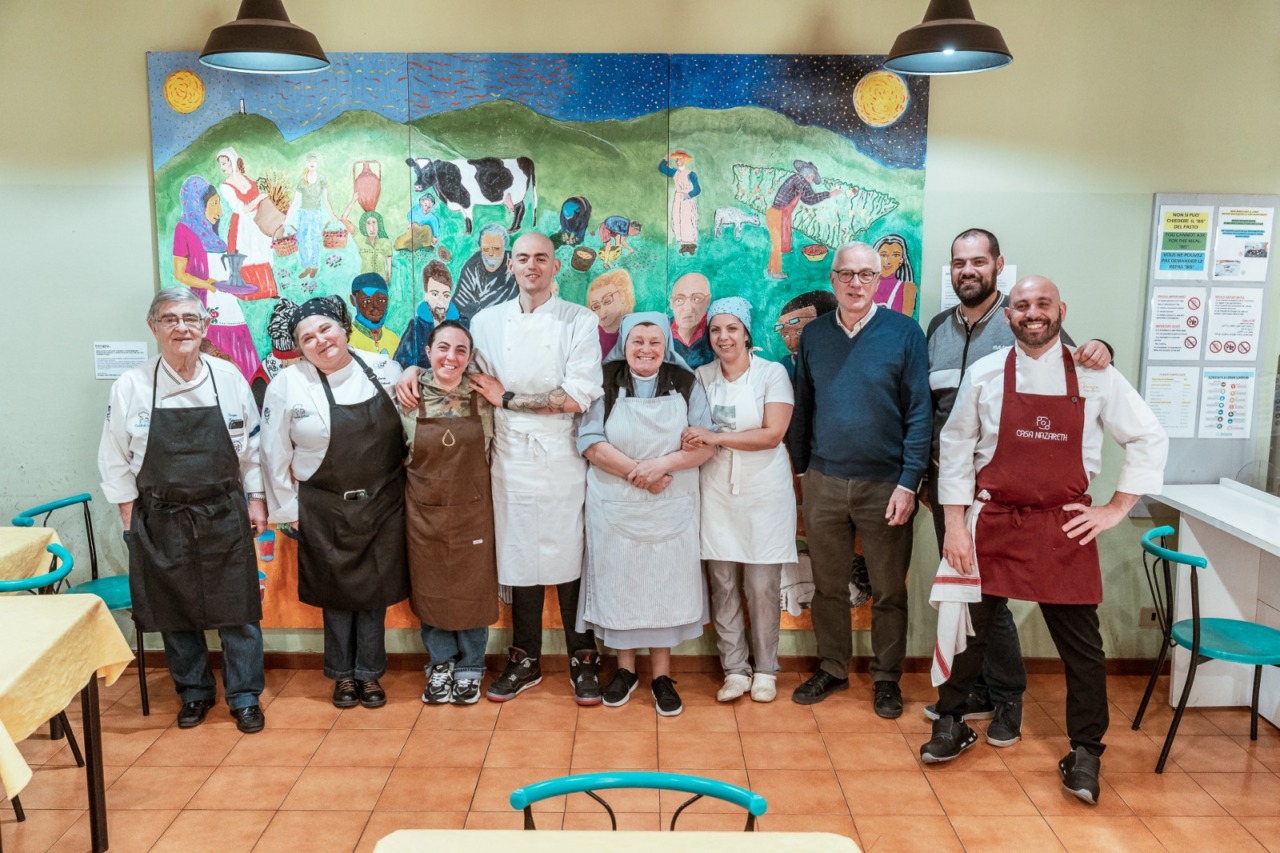Mille persone a tavola con gli chef nella mensa solidale