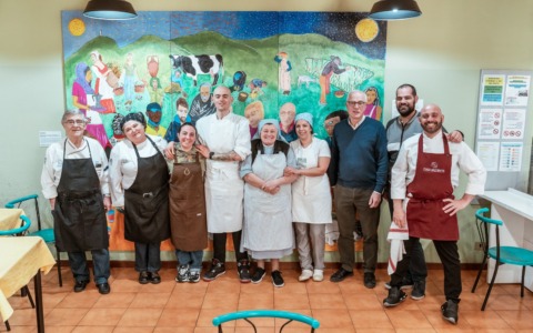 Mille persone a tavola con gli chef nella mensa solidale