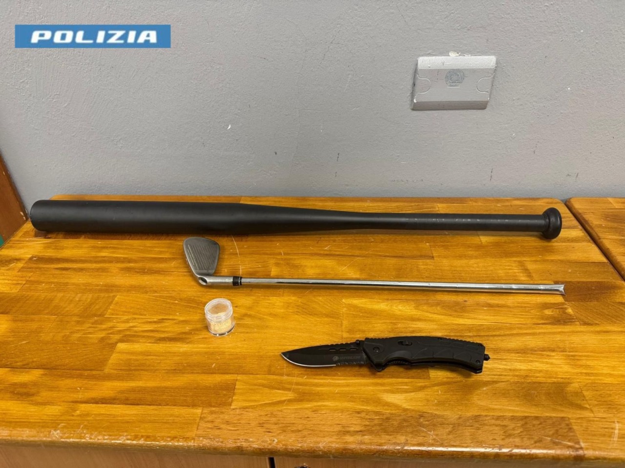 Mazze, coltello e droga nell’auto, una denuncia e due sanzioni