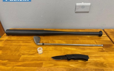 Mazze, coltello e droga nell’auto, una denuncia e due sanzioni