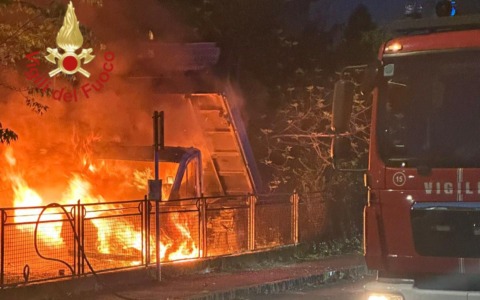 Incendio all’alba: in fiamme un furgone