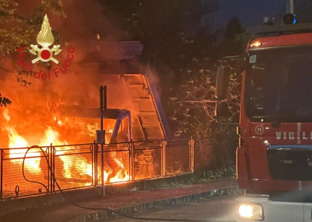 Incendio all’alba: in fiamme un furgone
