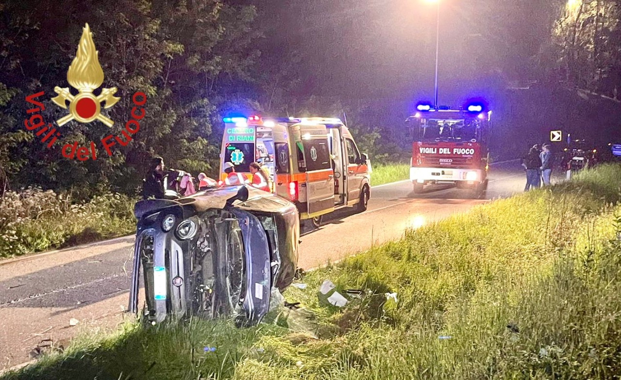 Si ribalta e viene sbalzata fuori dall’auto: gravissima una giovane