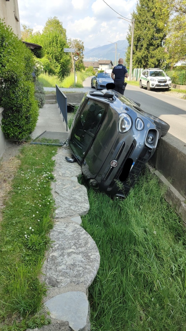 Auto fuori strada, tratto chiuso al traffico