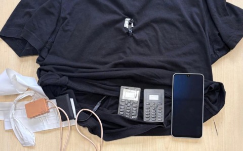 All’esame della patente con auricolari e microcamera, scoperto e denunciato