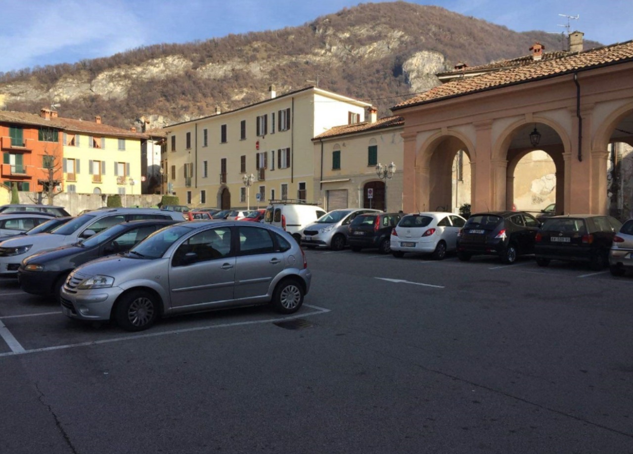 Piazza senza auto: prende il via la pulizia mensile