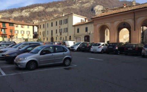 Piazza senza auto: prende il via la pulizia mensile