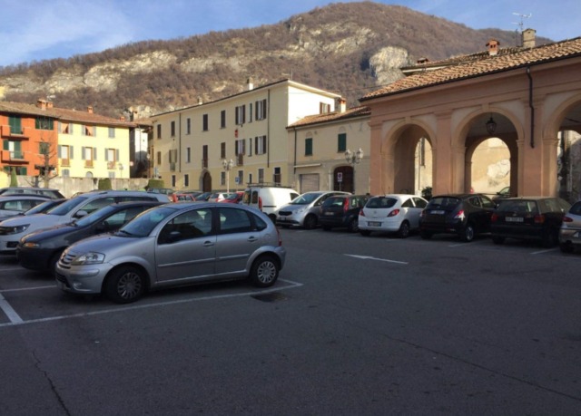Piazza senza auto: prende il via la pulizia mensile