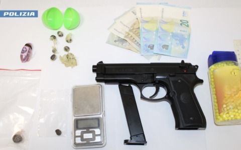 Giocavano con una pistola finta, tre giovani denunciati