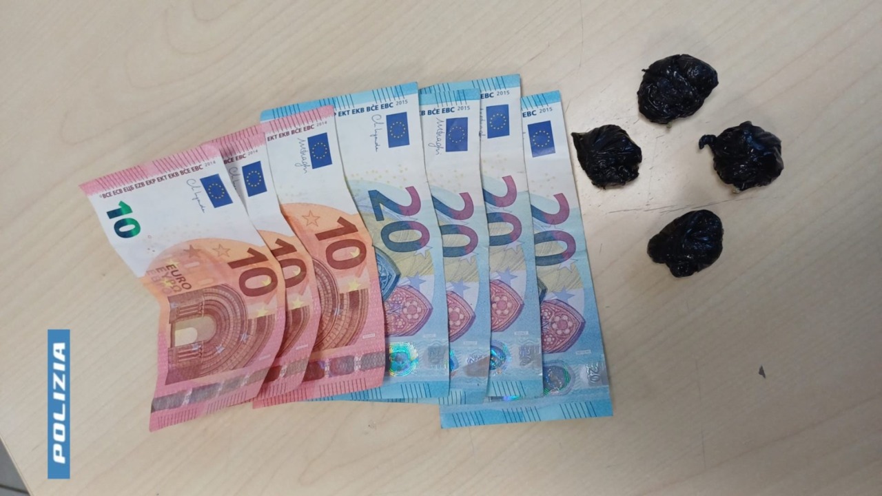 Fermato per un controllo, aveva con sé marijuana e contanti: denunciato