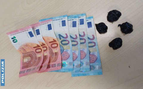 Fermato per un controllo, aveva con sé marijuana e contanti: denunciato