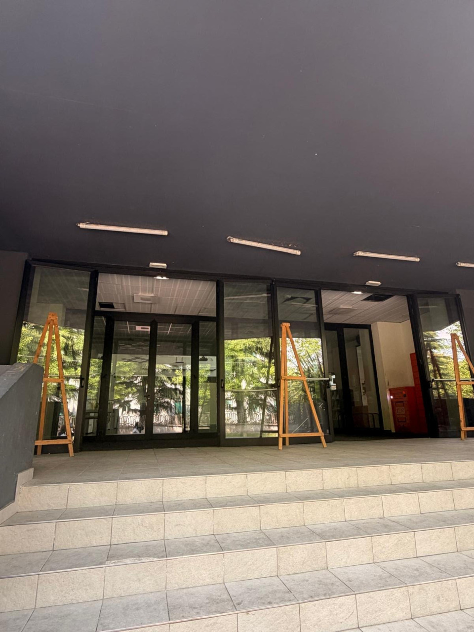 Biblioteca vandalizzata, responsabili ripresi dalle telecamere: “Denunceremo”