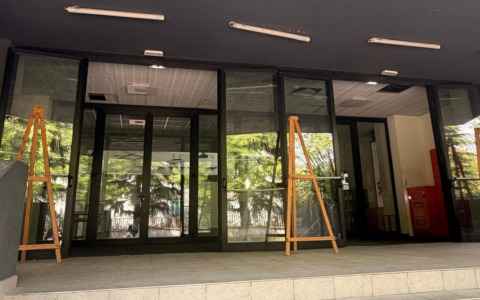 Biblioteca vandalizzata, responsabili ripresi dalle telecamere: “Denunceremo”