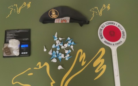 Operazione antidroga delle Fiamme Gialle, arrestato pusher con 30 dosi di cocaina