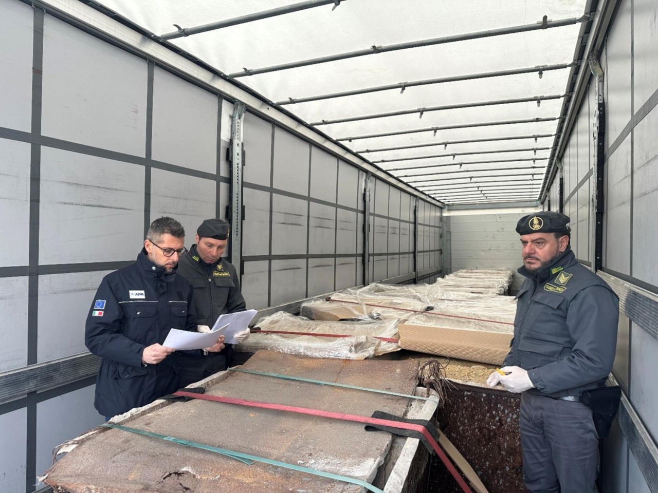 Nel Tir aveva 24 tonnellate di rifiuti