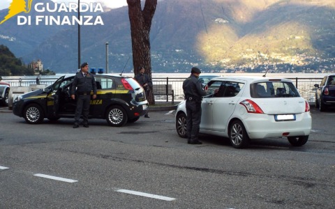 Guardia di finanza, individuato un lavoratore in nero e un taxi abusivo