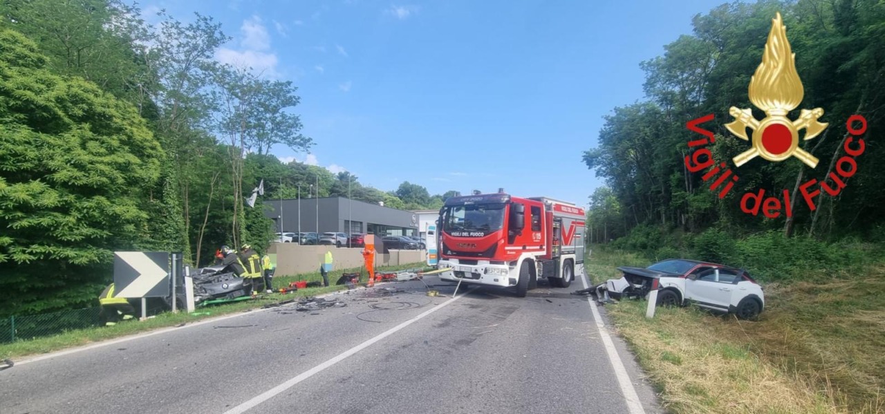 Impatto frontale tra due auto sulla strada provinciale