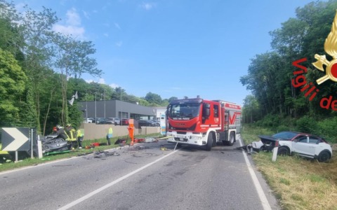 Impatto frontale tra due auto sulla strada provinciale