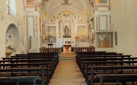 Volontari falegnami per la chiesa: La Compagnia restaura le panche