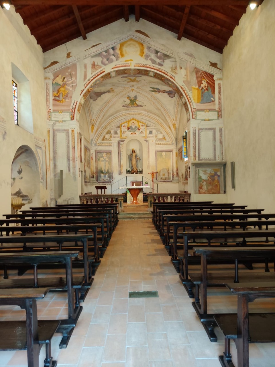 Volontari falegnami per la chiesa: La Compagnia restaura le panche