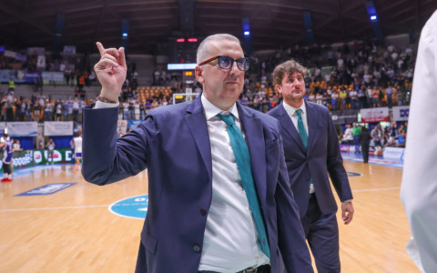 Clamoroso, Cantù e coach De Raffaele si separano